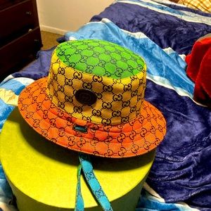 Gucci bucket hat worn twice,green ,yellow and orange reversible two sides